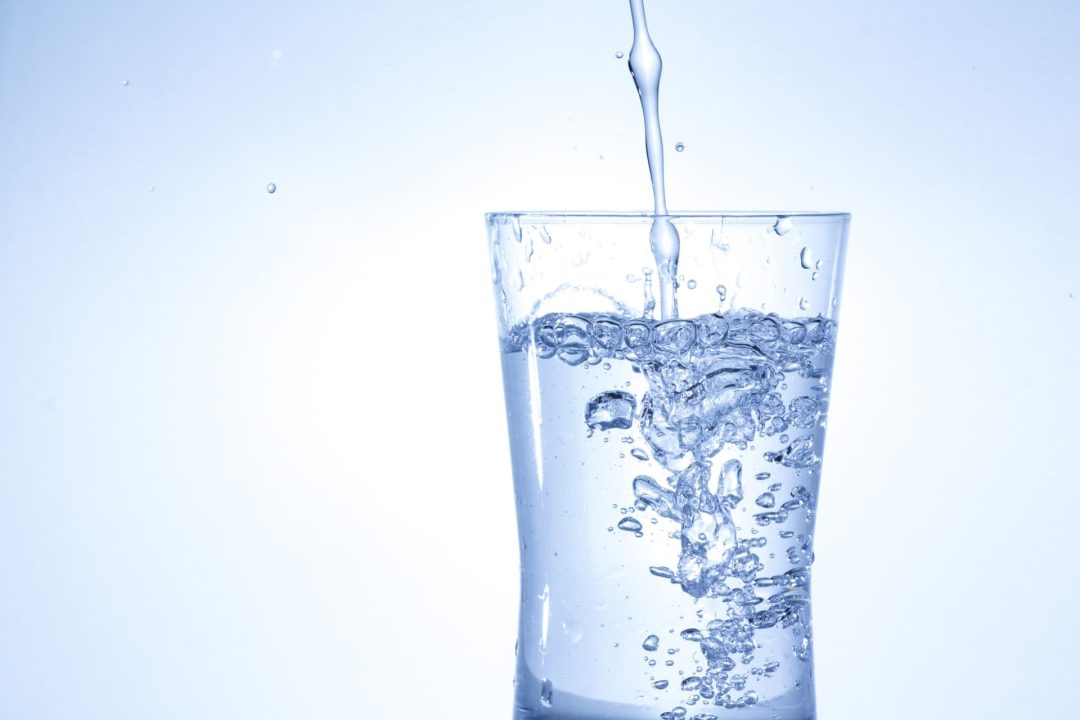 水を飲むと健康にいい理由とは？本当に身体に良い水の飲み方も解説