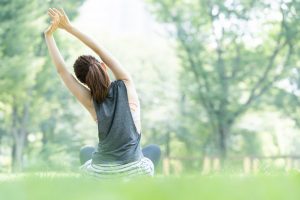 公園でストレッチをする