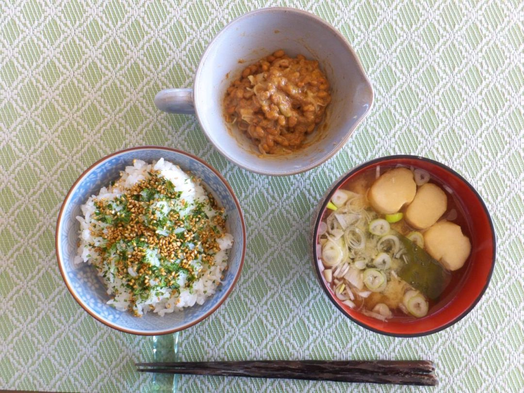 のりがまぶされたご飯・納豆・ネギとわかめの味噌汁