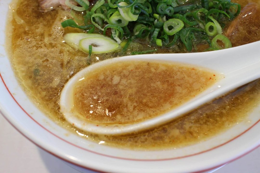 たくさんの背脂が入っているラーメン