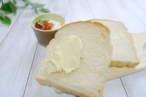 パンに塗られたマーガリン