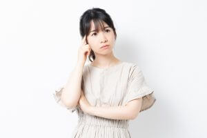悩む人