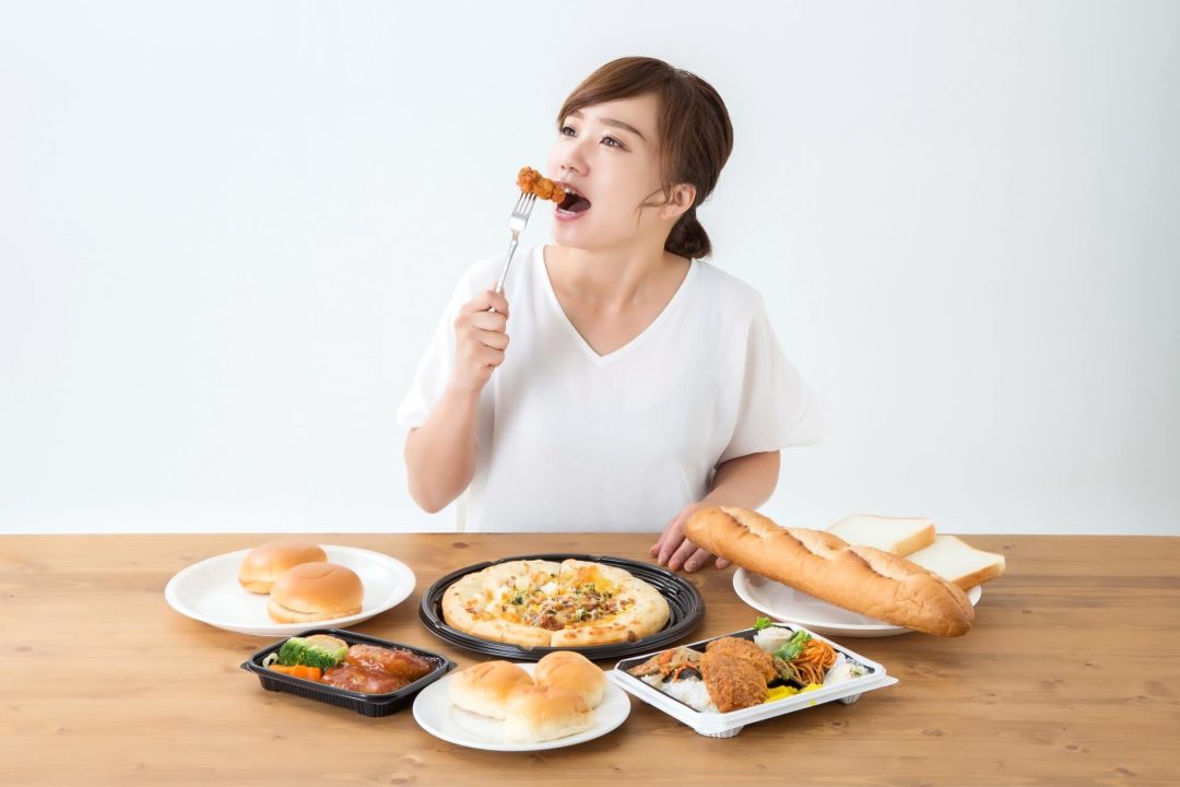 食べ物を頬張る女性