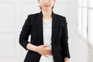 健康そうな女性がお腹に手を当てている