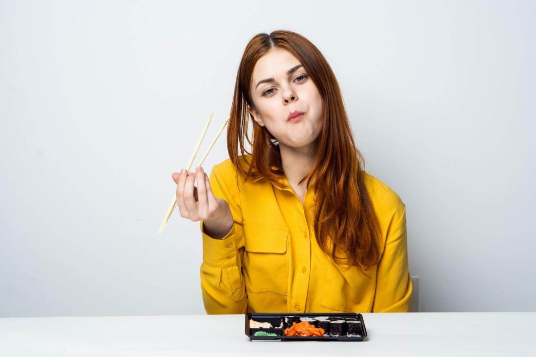 美味しそうにものを食べる女性