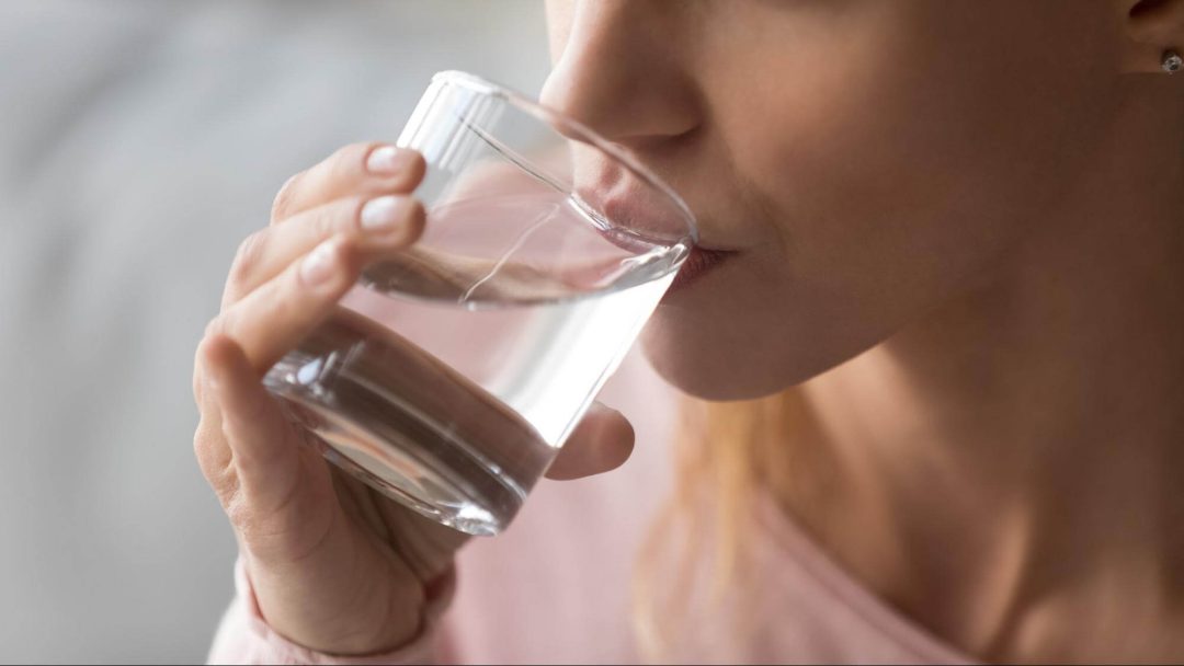 水を飲む女性