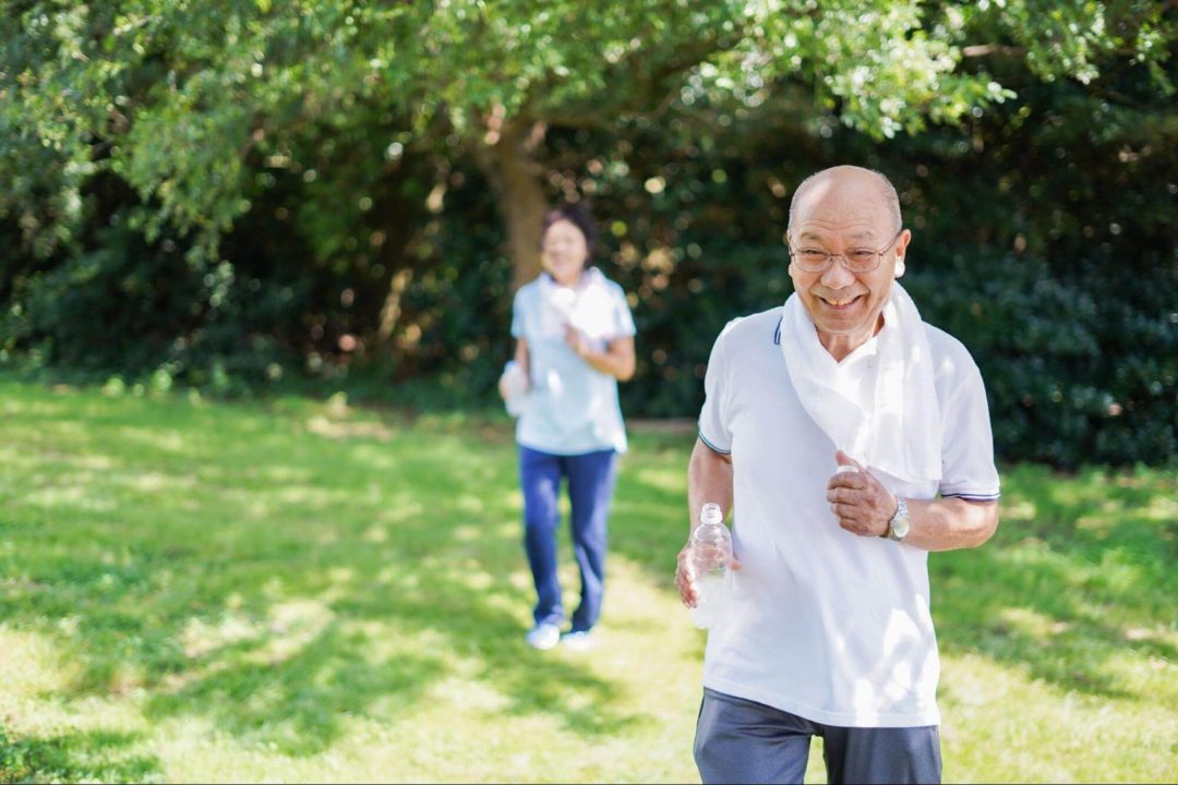 元気に運動する高齢の男性