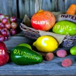 抗酸化の文字と野菜とフルーツ