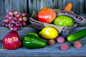 抗酸化の文字と野菜とフルーツ